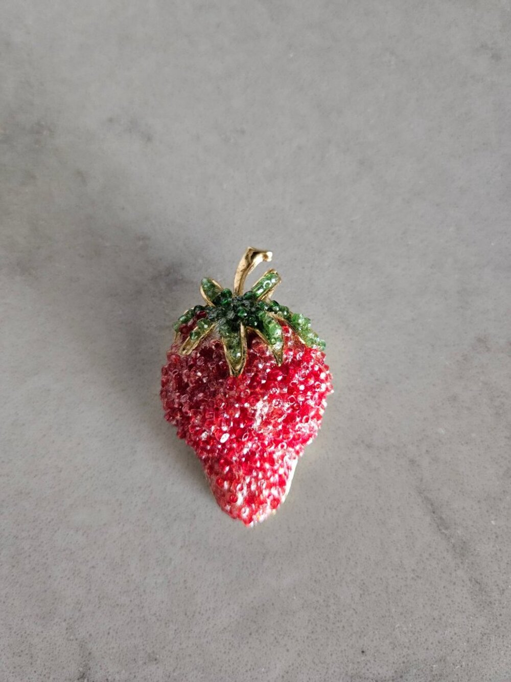 RARE & VINTAGE WEISS GLAZED STRAWBERRY CRYSTAL BROOCH /PIN IN HEAVY GOLD SETTING - Picture 2 of 15